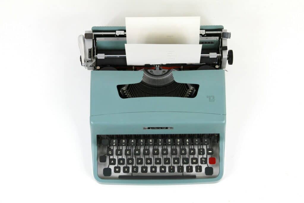 Olivetti Lettera 32, an iconic Italian typewriter with a QZERTY keyboard layout.